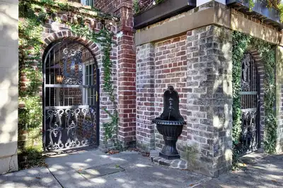 Image de Downtown Savannah Studio Carriage House – Walk Everywhere