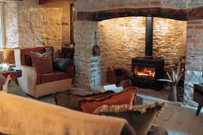 Image de A mid-18th-century Grade Ii listed Purbeck stone Cottage near Corfe Castle.