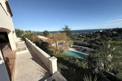 Image de Confortable appartement rénové, vue mer, au sein d'une villa. Piscine chauffée.