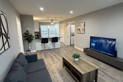 Image de Spacious 2br Apt (Sleeps 6): 2 King Beds & Balcony