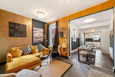 Image de Roomy home with patio, near historic centre and station