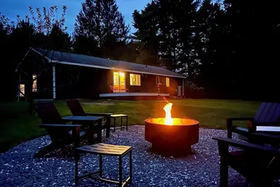 Image de Charming Berkshire Bungalow: Deck, Firepit, Stargazing