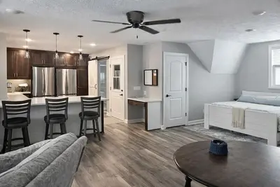 Image de 1 King Bed & 1 Queen Sofa Sleeper ~ Studio in St. Francis