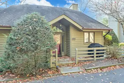 Image de 3-bedroom 3-bathroom Townhome in Yonahlossee