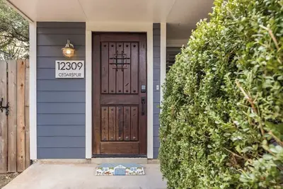 Image de Quiet Neighborhood - Domain & Q2 Nearby - Sleeps 6