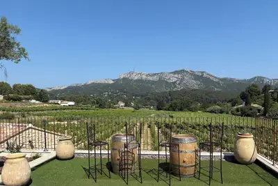 Image de L’Adriju entre vignes et collines