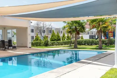 Image de 20 steps away, renovated, beautiful!