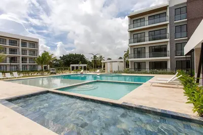 Image de 2 bedrooms, luxury, pool view and gym