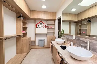 Image de New, fully equipped! Full bathroom for each room.