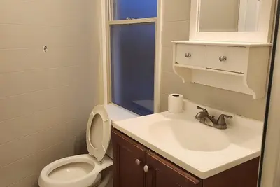 Image de 2-bedroom townhome in superb Baltimore with parking and gated yard