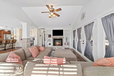 Image de Rest & Rally Retreat—5-Br (7 Beds)—Skyline Views
