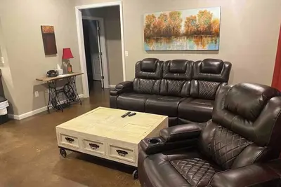 Image de Rustic Retreat w/king  - close to downtown :  C