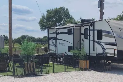 Image de Very Nice Rv set up and ready on multiple acres near peaceful Bethalto Illinois
