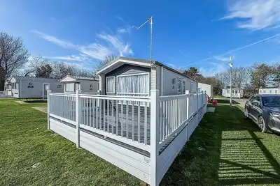 Image de Homely caravan with outside decking at Broadland Sands ref 20319bs