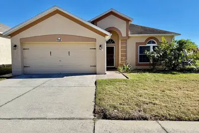 Image de Spacious Retreat with Contemporary Comfort