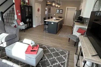 Image de 3-bedroom townhome in welcoming Olathe just waiting for World Cup travelers.