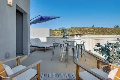 Image de 12 Mi to Dtla! Multi-Level Charmer w/ Pool Access