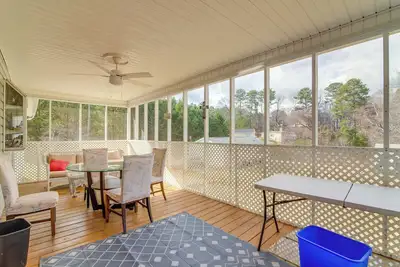 Image de Suwanee Apt w/ Pet-Friendly Yard, Walk to Park!