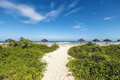 Image de Apto Pé na Areia em Ilhéus - Cond Praia da Pérola