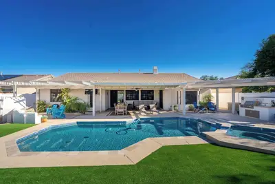 Image de Pool & Spa • Outdoor Fireplace • Bbq • Pool Table