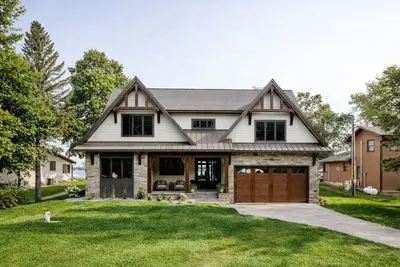 Image de Luxury Lakefront Escape. Vaulted Ceilings & Panoramic Views -Escape to Paradise