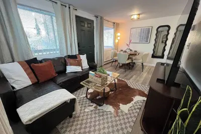 Image de Cozy Aurora Retreat - Steps to Creamer’s Field
