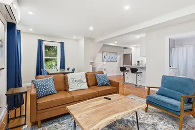 Image de Two Family house 4b3b Newton Center & Green Line