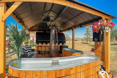 Image de The Cozy Coach Glamper