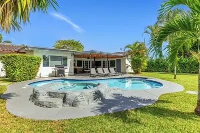 Image de 5br Single-Level Home | Heated Pool, Spa, Grill