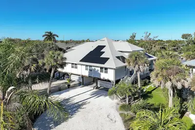 Image de Lakefront Sanibel home - Minutes from the beach - Coastal Canopy