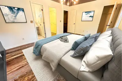 Image de Charming In-City Townhouse Combining Convenience with Peaceful, Serene Living