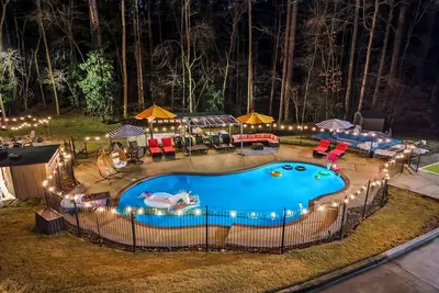 Image de Lux Atl Estate Pool/Hot tub/Sauna/Pickleball/Game room/Indoor-outdoor Theater