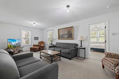 Image de Cozy 4-bedroom house in downtown Groveland