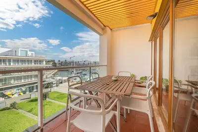 Image de Top-floor apartment with marina views