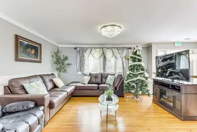 Image de Remote-Work Ready: Family Home Near Pittsburgh