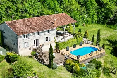 Image de Les Hirondelles is a beautifully converted barn in tranquil French countryside