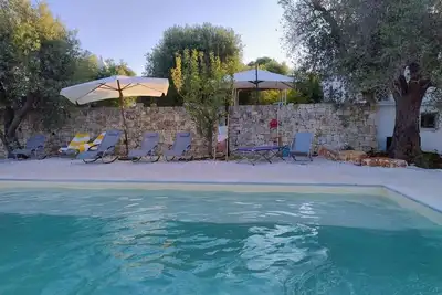 Image de Nichée dans la paisible campagne des Pouilles, entre Ostuni et Ceglie Messapica, Trullo Leontina est une demeure exclusive avec piscine privée, idéale pour les familles ou petits groupes à la recherche de calme, d’authenticité et de confort. Entour