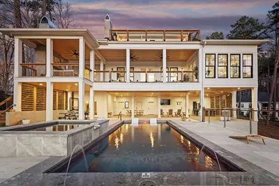 Image de Waterfront Estate + Dock + Pool | Sleeps 18 | Southern Belle Estate by AvantStay