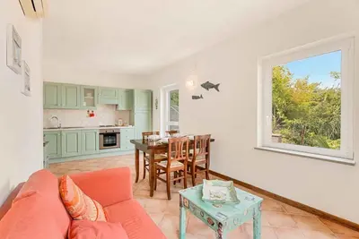 Image de Le Onde di Rio – Vivez la véritable Ligurie depuis les hauteurs de RiomaggioreImaginez-vous réveiller, ouvrir les fenêtres du salon et vous laisser envelopper par la lumière de la mer. Depuis le salon de Le Onde di Rio, la vue s’ouvre sur un hori