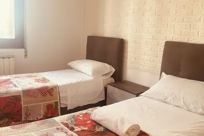 Image de Twin room with shread bath room