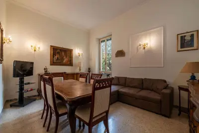 Image de GuestHost - Cozy apartment of about 100 sqm, able to accommodate up to 4 people, located on the fourth floor of a building with a lift (Not suitable for disabled people). The property is located in the Flaminio district, close to the Lungotevere, in a wel