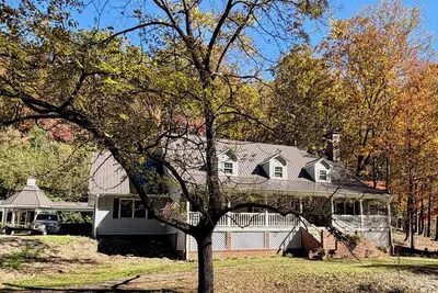 Image de The Farmhouse: 25 Secluded Acres, Private Lake, Dahlonega Wine Country, Sleeps 8