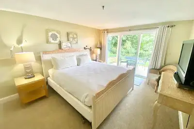 Image de Generic One Bedroom- down flight of stairs