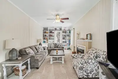 Image de Retreat with fire pit, walking distance to beach