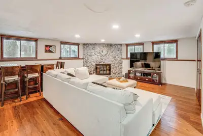 Image de Close to Hospitals & Downtown: Cleveland Home