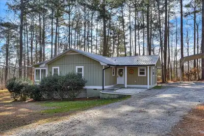 Image de Clarks Hill Lake Escape on Jamaica Avenue!