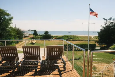 Image de Luxury waterfront 5-bedroom house with private beach access