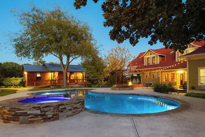 Image de 1906 Estate – 21 Guests - Pool - Hot Tub - Main House + 2 Cabins