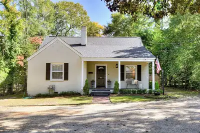 Spacious Summerville Cottage