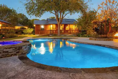 Image de Cypress Creek Cabin Stay for 6 Access to Pool Hot Tub